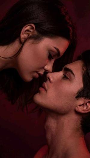 आप किसी और के करीब नहीं जा सकतीं।