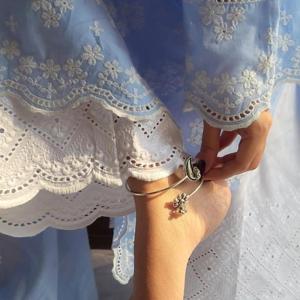 avni 👀🫴🏻✨🍒 logo