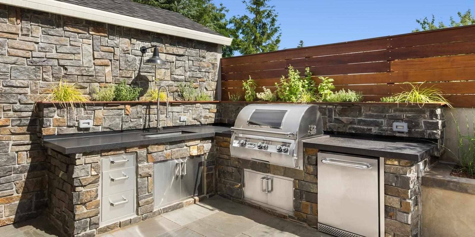 Custom Outdoor Kitchens in Omaha: Trends, ROI & All‑Season Design Guide