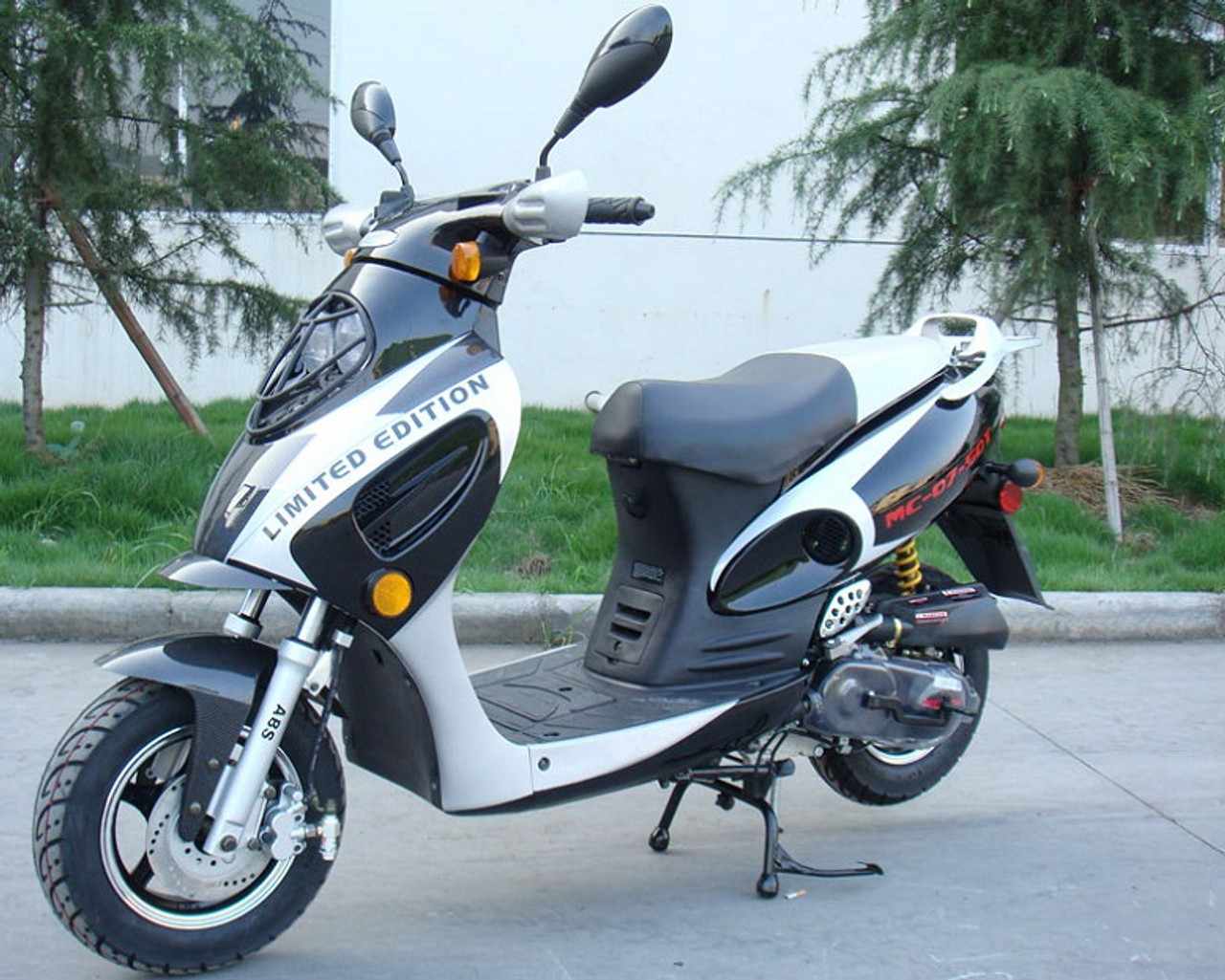 The Smart Commuter’s Cheat Sheet: Moped vs Every Other Vehicle in 2025 (Spoiler: Moped Wins)