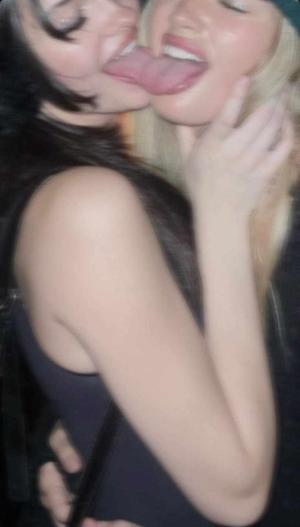 7.  गौरव का  काव्या  को उसकी दोस्त अदिति से चुदवा ना और thresome