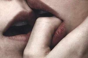 16.   अदिति  : “काव्या, प्लीज – मैं चाहती हूं कि तुम मेरी चूत चाटो।”🤤