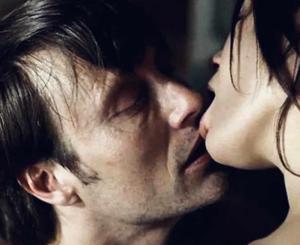 “आह्ह्ह्ह… डैडी… गर्म… और ठंडा… दोनों…” | 18+