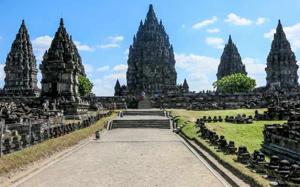 Street Food in Indonesia: Safety Tips & Favorites