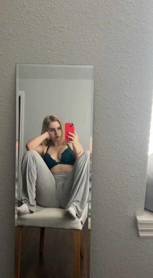 I went shopping with my friend's wife and made her do some naughty stuff with me in the trial room😍💦