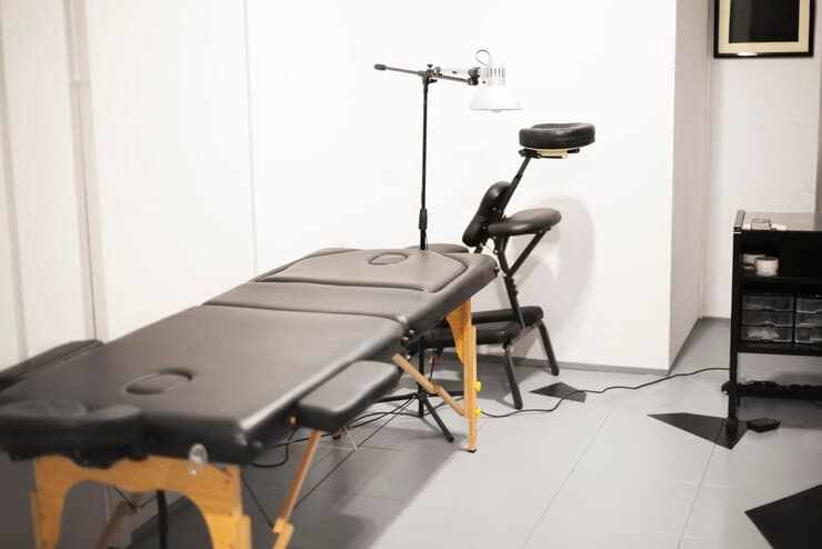 How a Chiropractic Decompression Table Helps Alleviate Sciatica Pain