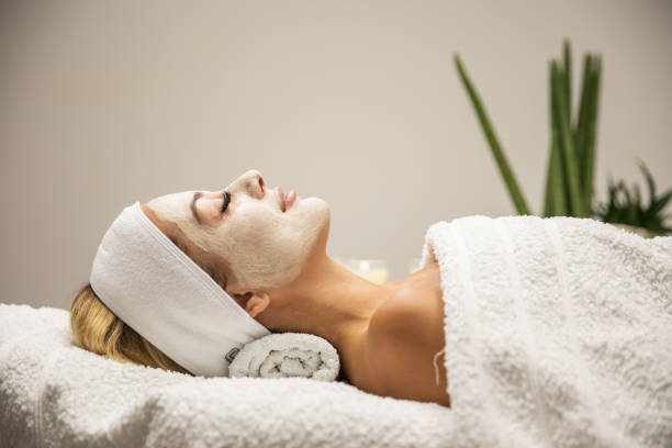 Beautiful woman with mask on face in spa beauty salon Beautiful woman with mask on face in spa beauty salon Facial treatments  stock pictures, royalty-free photos & images