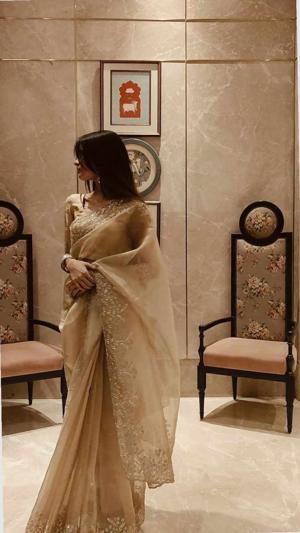 [9] ᴄᴀɴ'ᴛ ᴛᴀᴋᴇ ᴍʏ ᴇʏᴇꜱ ᴏꜰꜰ ʜᴇʀ