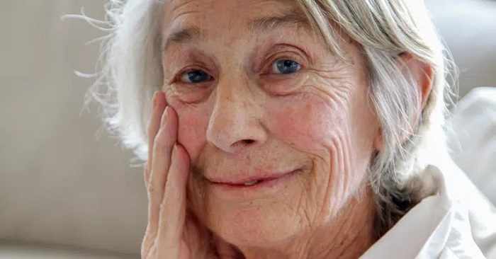How Does Mary Oliver Convey Emotion Through Natural Imagery?