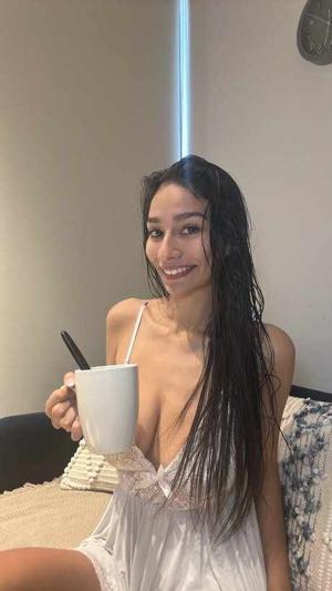 Speakerphone Slut – Moaning for Papa While Talking to Her Boyfriend🫣