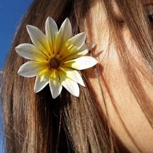 Vaishwrites 🌷 logo