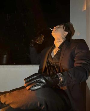 A prisoner in gold and silk