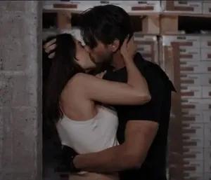 Biwi Ko Padosi Ke Sath Pakda