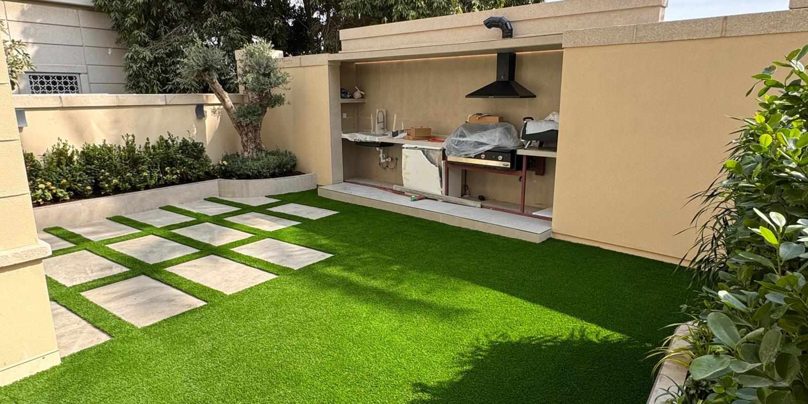 How to Maintain Artificial Lawns During the Mid-Winter Season ?