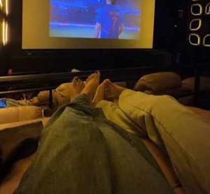 Sasurji ne choda theater me pati k piche vali seat pe 😰🥺 (steamy theater sex GIF 🔥🔞)