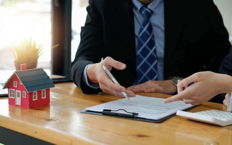 Expert Real Estate Lawyer Handling Property Disputes & Agreements