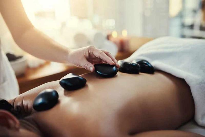Hot Stone Massage Edmonton: How Heat Therapy Supports Muscle Recovery and Relaxation