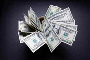 How Much Cash Can You Fly With? Canada’s Currency Declaration Rules Explained