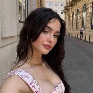 𝐕𝐞𝐧𝐨𝐦𐙚 logo