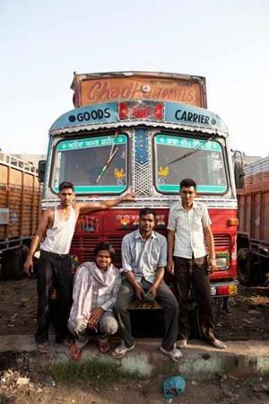 ट्रक ड्राइवरों ने मिलकर मेरी गांड मारी