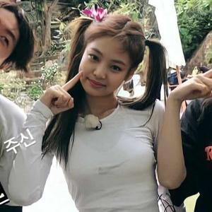 Melody._.xthetics  !! 💌 logo