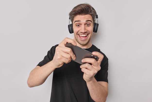 Excited young man play games by mobile phone. | Premium Photo