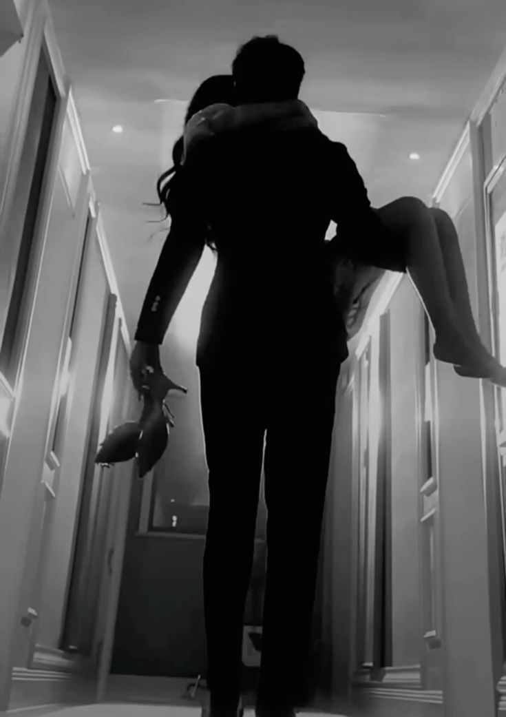 Eyes across the room💫