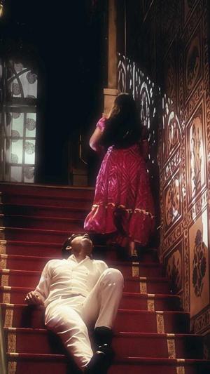 "दूर रहिए मुझसे आप खूनी ....है "