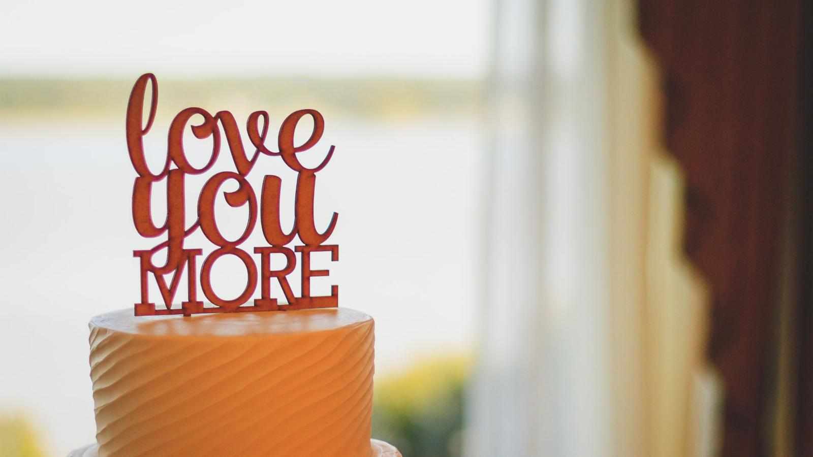 Step-by-Step Guide to Working With Cake Topper Suppliers Dubai for Large Events