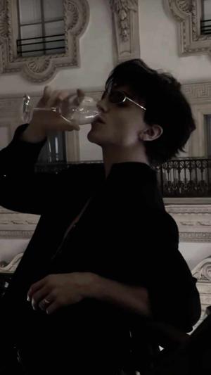 अंजान सख्श, एक पागलपन