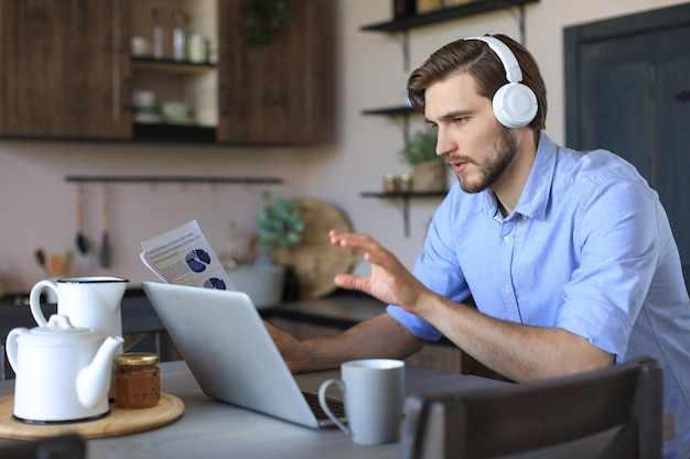 Choosing the Right Expert Economics Tutors Online for Your Needs