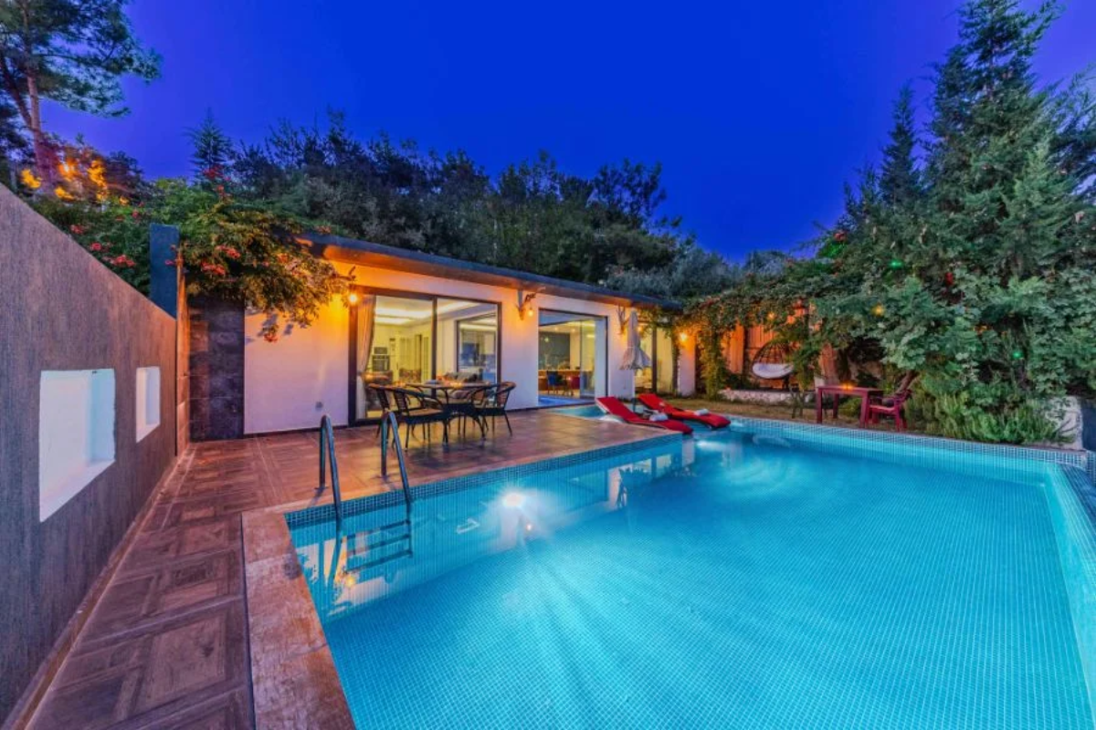 9 Budget-Friendly Pool Cleaning Hacks That Cut Monthly Costs Fast